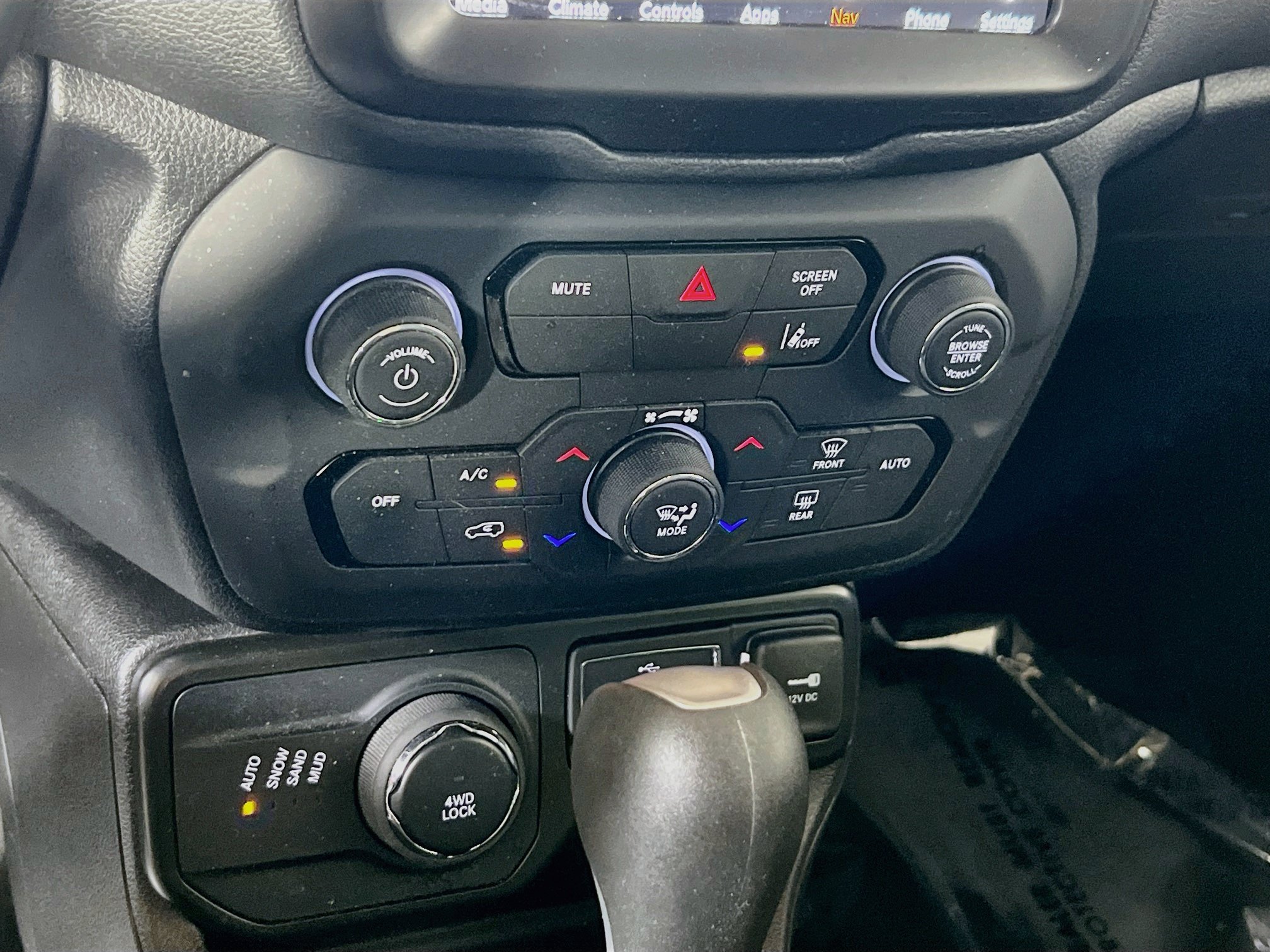 Used 2023 Jeep Renegade Latitude w/ Premium Group AWD/4WD image 16