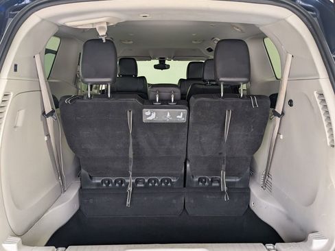 Used 2017 Chrysler Pacifica Touring-L FWD image 24
