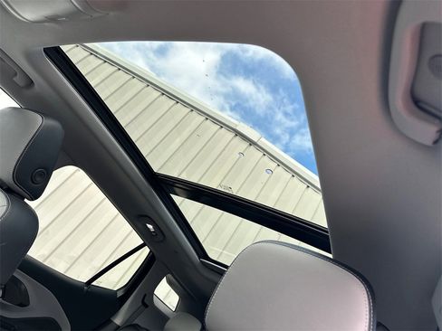 Used 2023 GMC Terrain SLT w/ Tech Package image 32