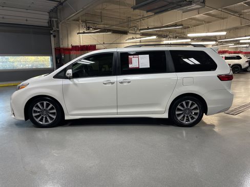 Used 2020 Toyota Sienna Limited Premium image 7