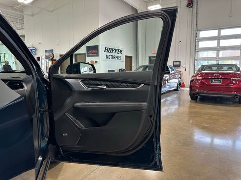 Used 2025 Cadillac XT6 Premium Luxury image 45