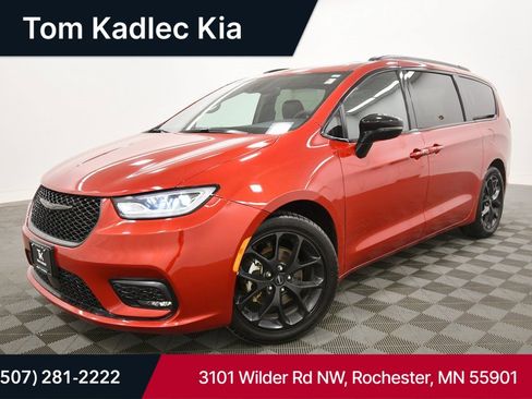 Used 2025 Chrysler Pacifica Limited image 1