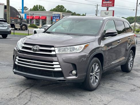Used 2019 Toyota Highlander XLE FWD image 1