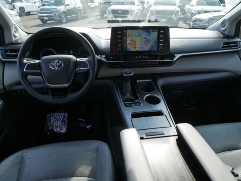 Used 2023 Toyota Sienna Limited image 13