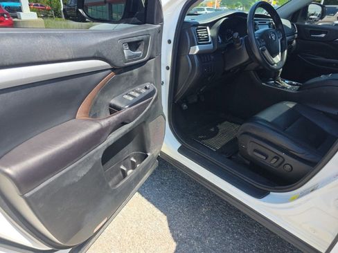 Used 2016 Toyota Highlander XLE AWD/4WD image 10