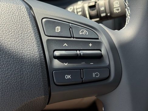 Used 2025 Hyundai Venue Limited image 23