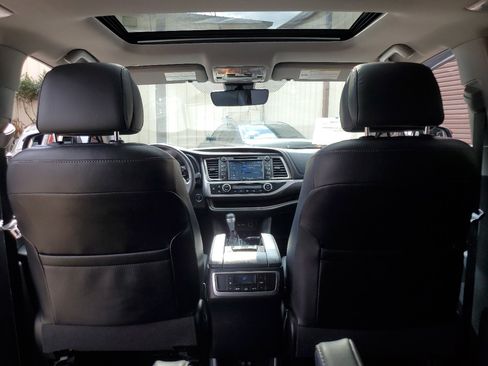 Used 2019 Toyota Highlander AWD V6 image 2