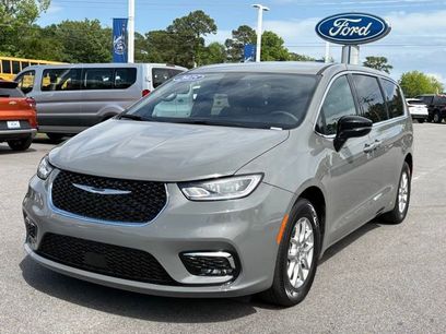 Used 2025 Chrysler Pacifica Select