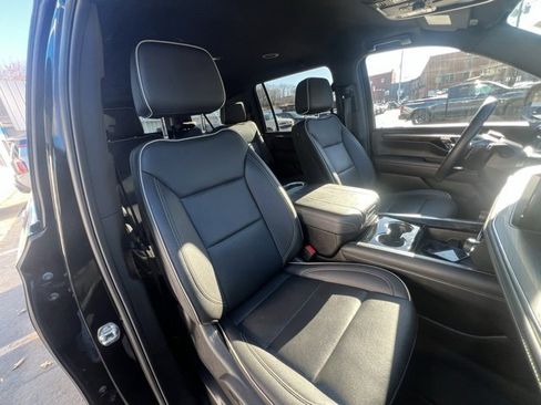 Used 2025 Chevrolet Suburban Premier image 31