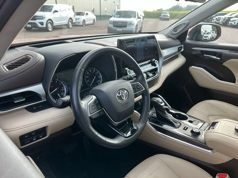 Used 2021 Toyota Highlander Platinum AWD/4WD image 2