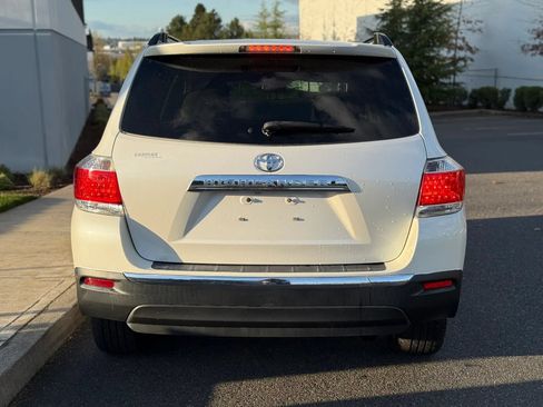 Used 2013 Toyota Highlander Plus FWD image 4