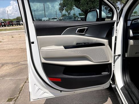 Used 2023 Kia Carnival LX FWD image 17