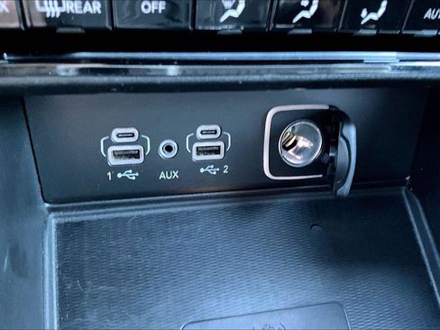 Used 2023 Jeep Grand Cherokee L Laredo image 32