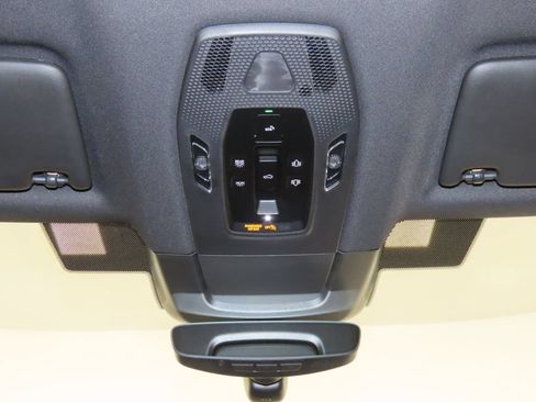 Certified 2025 Porsche Macan Electric RWD image 31