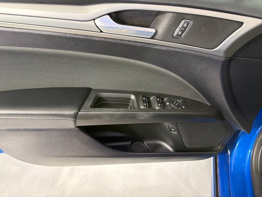 Used 2019 Ford Fusion SE FWD image 11