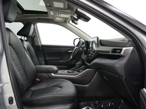 Used 2025 Toyota Highlander XLE AWD/4WD image 13