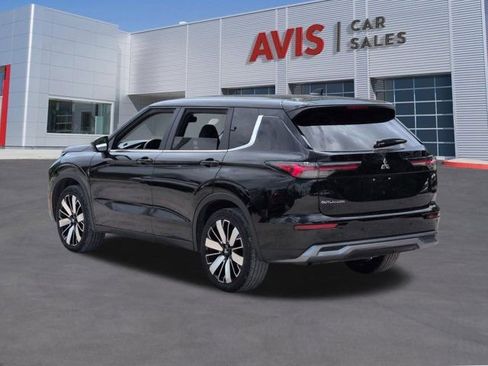 Used 2025 Mitsubishi Outlander SE FWD image 9