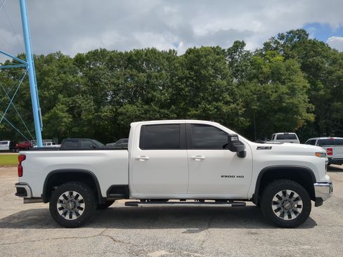 Used 2024 Chevrolet Silverado 2500 LT w/ Convenience Package AWD/4WD image 2