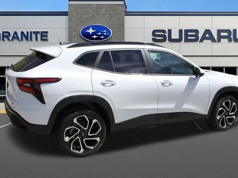 Used 2024 Chevrolet Trax RS w/ Sunroof Package FWD image 12
