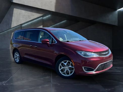 Used 2019 Chrysler Pacifica Touring Plus w/ Tire & Wheel Group FWD image 1