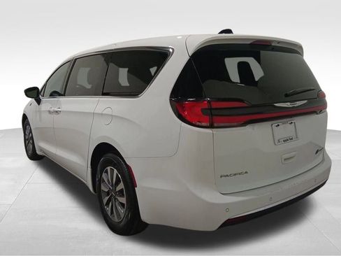 Used 2024 Chrysler Pacifica Select image 3