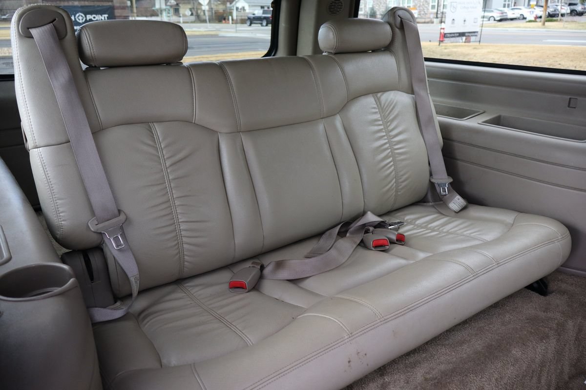 Used 2002 Chevrolet Suburban 2500 LT AWD/4WD image 22
