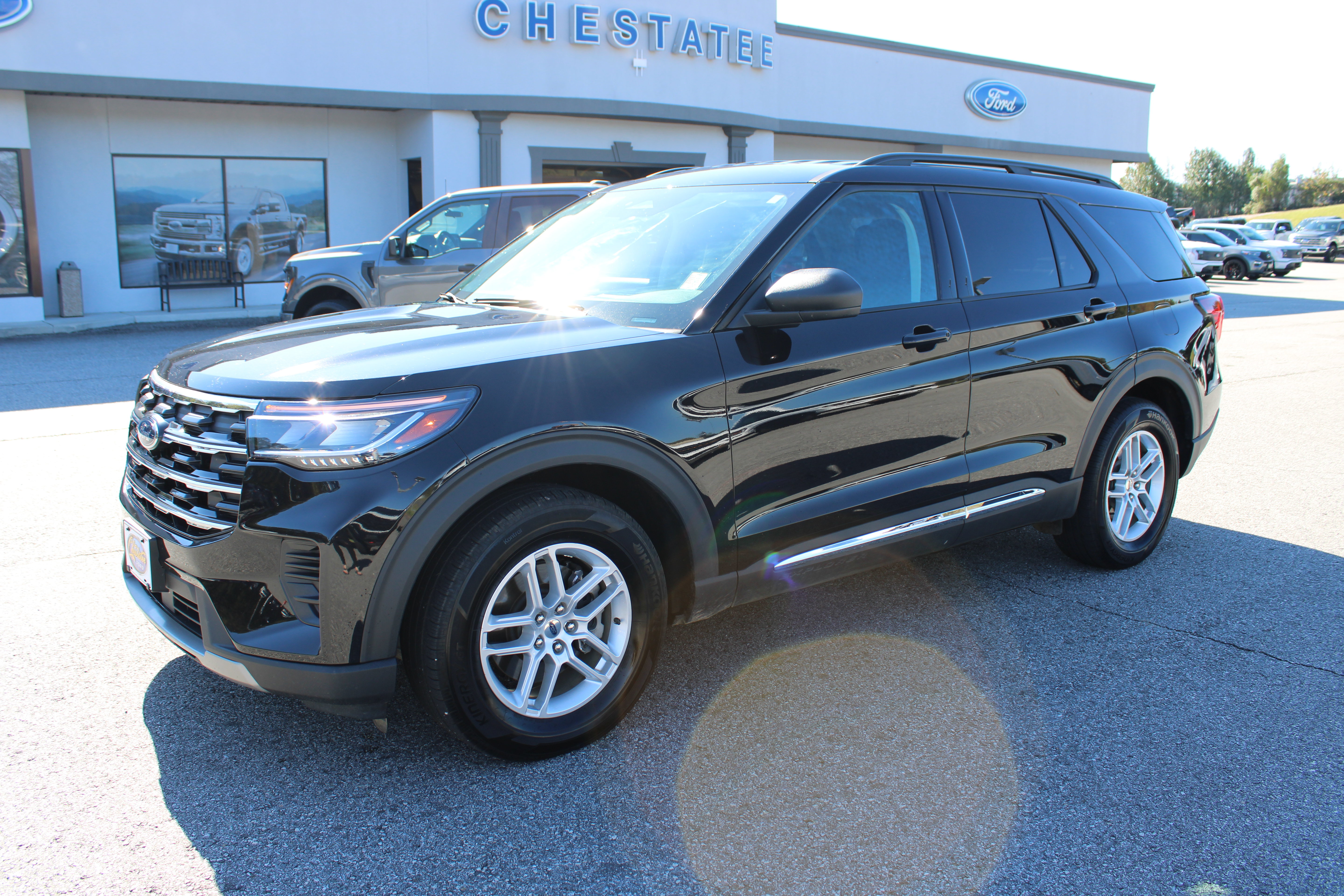 Used 2025 Ford Explorer Active RWD image 2