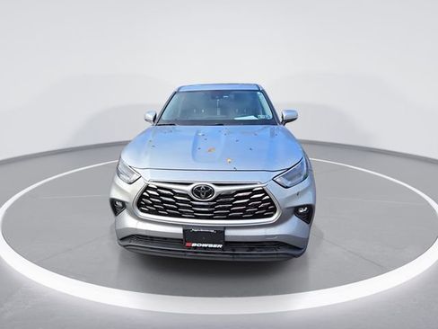 Used 2022 Toyota Highlander LE image 3