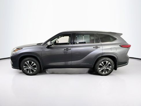 Used 2021 Toyota Highlander XLE AWD/4WD image 8