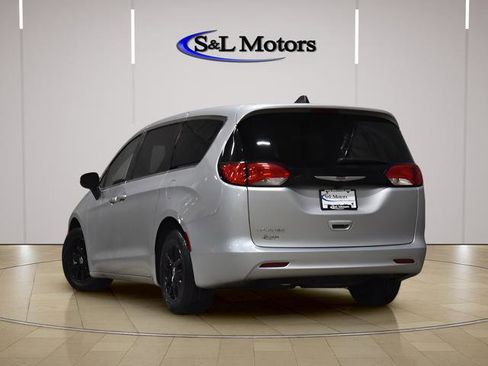 Used 2023 Chrysler Voyager LX FWD image 4