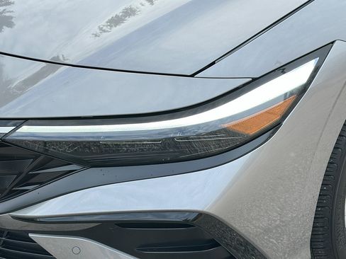 Used 2024 Hyundai Elantra Limited image 4