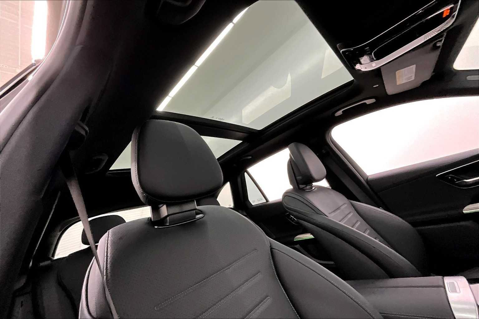 Used 2025 Mercedes-Benz GLC 300 4MATIC image 14
