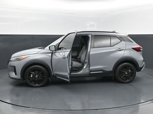 Used 2023 Nissan Kicks SR w/ SR Premium Package FWD image 2