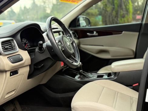 Used 2017 Kia Sorento LX w/ LX Convenience Package image 13