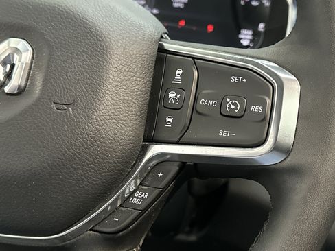 Used 2025 RAM 2500 Laramie AWD/4WD image 32