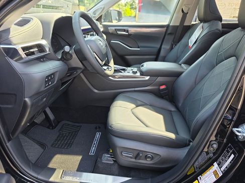New 2026 Toyota Highlander Platinum AWD/4WD image 26