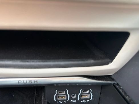 Used 2024 Chrysler Pacifica Limited FWD image 32