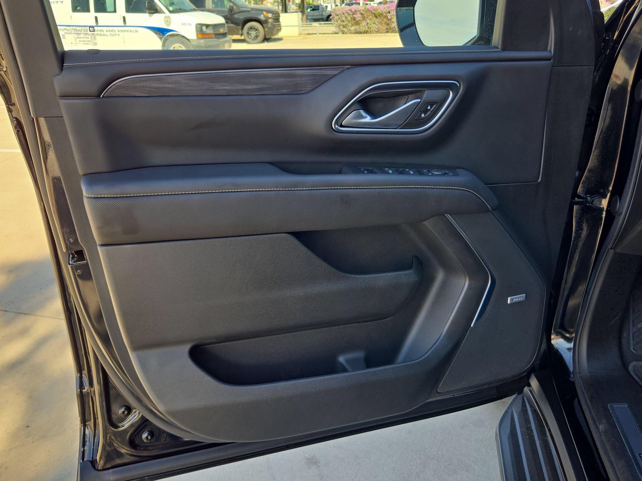 Certified 2022 GMC Yukon SLT w/ SLT Luxury Package AWD/4WD image 11