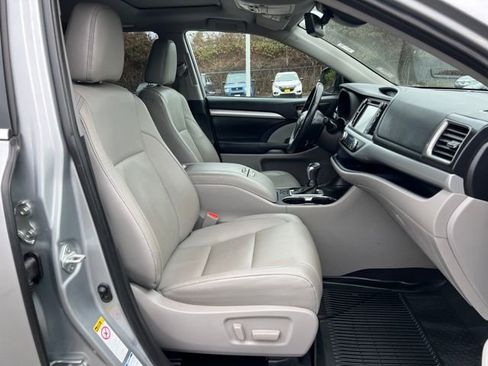Used 2019 Toyota Highlander XLE image 11