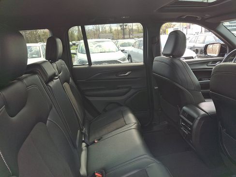 Used 2024 Jeep Grand Cherokee Altitude image 15