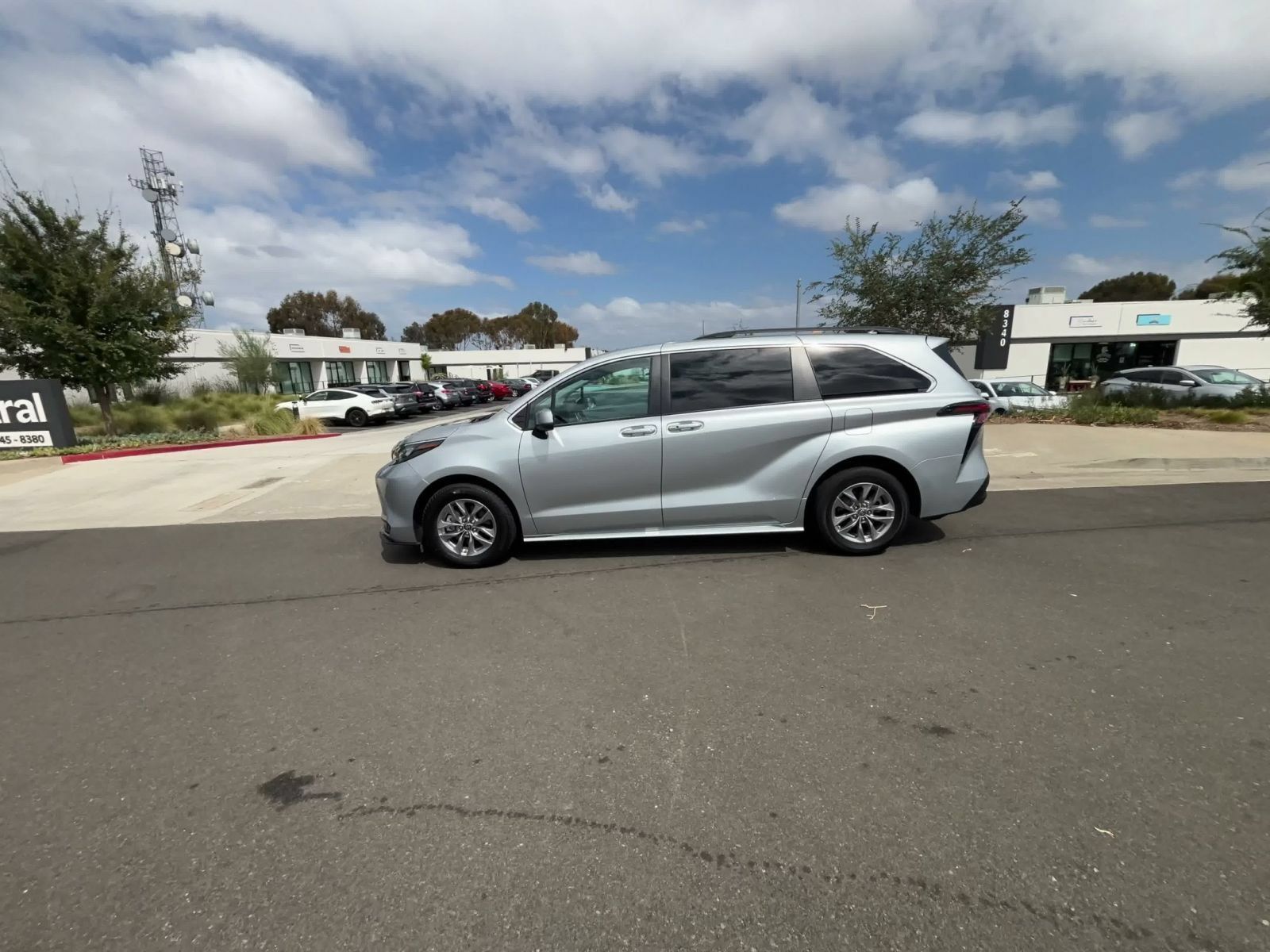 Used 2025 Toyota Sienna XLE FWD image 8