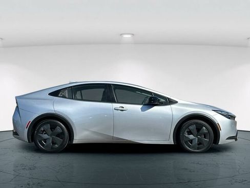 Used 2024 Toyota Prius LE FWD image 7