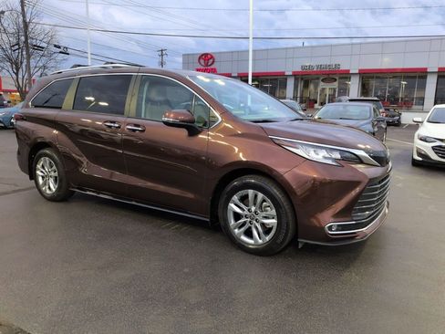 Used 2024 Toyota Sienna Limited image 7