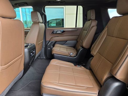 Used 2025 Chevrolet Suburban High Country AWD/4WD image 15