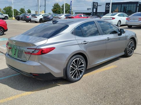 Used 2025 Toyota Camry XLE AWD/4WD image 3