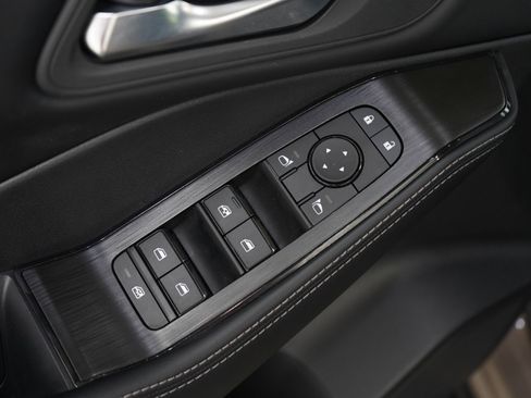 Used 2025 Nissan Rogue SV AWD/4WD image 18