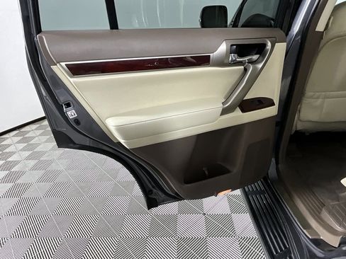 Used 2017 Lexus GX 460 Premium w/ Premium Package image 26