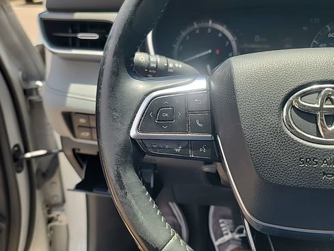 Used 2021 Toyota Highlander XLE FWD image 17