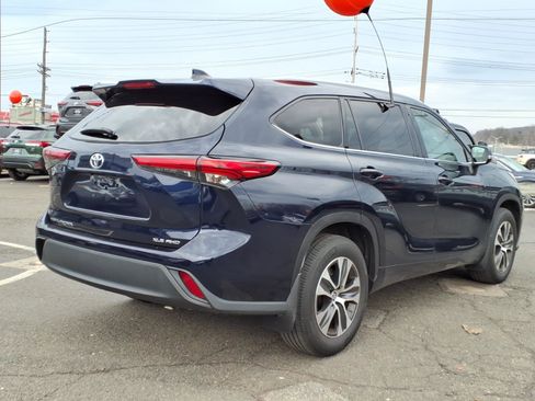 Used 2022 Toyota Highlander XLE image 6