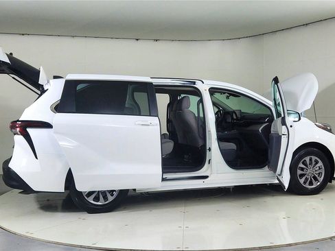 Used 2024 Toyota Sienna LE image 12